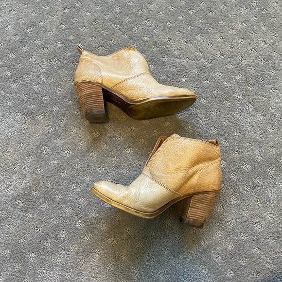 Lucky Brand Ehllen Ivory Distressed Leather Booties Size 8 - Picture 3 of 9